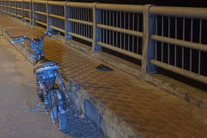 Hiện trường nơi nữ sinh lớp 9 bỏ xe đạp điện và đôi dép trên thành cầu rồi nhảy xuống sông tự tử.