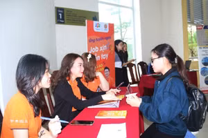 Sinh viên Trường ĐH Kinh tế, ĐH Huế tham gia tuyển dụng việc làm và thực tập sinh lần I năm 2023. (Ảnh: Phương Nguyễn). 