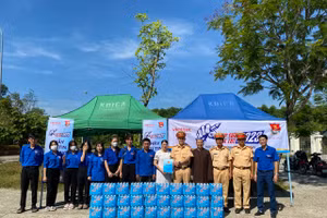 CSGT Công an tỉnh Thừa Thiên - Huế tặng các nhu yếu phẩm đồng hành cùng các thí sinh và tình nguyện viên ở các điểm thi (Ảnh: Đại Dương).