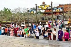 Du khách tham quan Đại Nội - một điểm đến hấp dẫn trong quần thể di tích Cố đô Huế