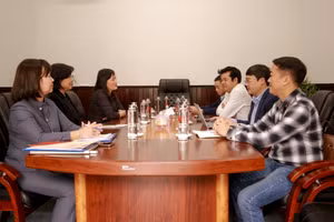 Đoàn làm việc của Văn phòng đại diện Báo GD&TĐ khu vực Miền Trung & Tây Nguyên (bên phải) làm việc với lãnh đạo Đại học Huế. (Ảnh: Hoàng Hải).