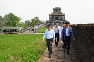 Ông Nguyễn Văn Phương - Chủ tịch UBND tỉnh Thừa Thiên Huế (đi đầu, bên trái) cùng các ban ngành khảo sát khu vực cổng thành Cửa Ngăn - Đại Nội để lên phương án làm cầu gỗ cho du khách, giảm áp lực ách tắc giao thông vào giờ cao điểm. (Ảnh: Ngọc Hiếu).