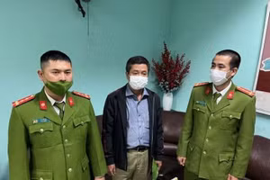 Ông Hoàng Văn Đức (ở giữa), nguyên Giám đốc CDC tỉnh Thừa Thiên - Huế (Ảnh: Công an cung cấp).