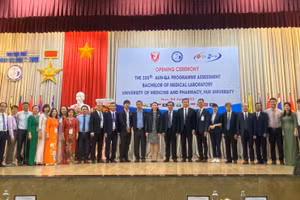 Các thành Hội đồng Đảm bảo chất lượng Mạng lưới các cơ sở giáo dục đại học ASEAN – AUN chụp ảnh lưu niệm với lãnh đạo Đại học Huế và Trường Đại học Y - Dược, Đại học Huế (Ảnh: Ái Hữu).