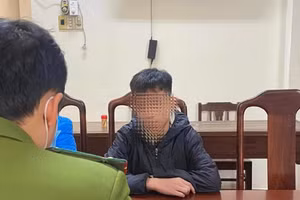 Cơ quan công an làm việc với H. và nhóm đối tượng trộm heo đất trong các trường học TP Huế. (Ảnh: Công an cung cấp).