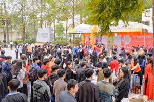 Gần 1.000 học sinh tham dự ngày hội hướng nghiệp Trường ĐH Nông lâm, ĐH Huế.