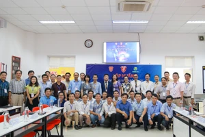 Các học viên tham gia chương trình tập huấn chụp ảnh lưu niệm.