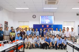 Các học viên tham gia chương trình tập huấn chụp ảnh lưu niệm.