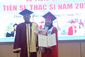 PGS.TS. Trần Văn Hòa - Hiệu trưởng Trường ĐH Kinh tế, ĐH Huế trao bằng tiến sĩ cho bà Manivanh Lobriayao, quốc tịch Lào - tân tiến sĩ nước ngoài đầu tiên do nhà trường đào tạo.