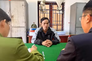 Công an thị xã Hương Trà lấy lời khai với Nguyễn Hoài Châu - người vừa ra tù về tội "Giết người" đã cứa cổ cha ruột. (Ảnh: CACC)