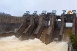 Hồ Tả Trạch đang xả nước. (Ảnh: Ban quản lý khai thác hồ Tả Trạch)