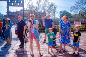 Nhiều đoàn khách du lịch quốc tế đến Huế vui chơi và trải nghiệm văn hóa cung đình xưa ngày đầu năm Quý Mão 2023. (Ảnh: Đình Hoàng).