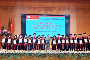 Trường ĐH Luật, ĐH Huế trao bằng tốt nghiệp Luật và Luật Kinh tế cho hơn 600 tân cử nhân. (Ảnh: Đại Dương)