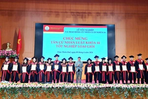 Trường ĐH Luật, ĐH Huế trao bằng tốt nghiệp Luật và Luật Kinh tế cho hơn 600 tân cử nhân. (Ảnh: Đại Dương)