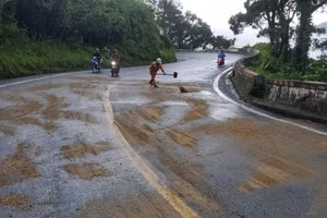 Các lực lượng chức năng xử lý nhiều vết dầu loang gây nguy hiểm cho phương tiện, người giao thông qua đèo Hải Vân.