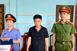 Công an đọc lệnh bắt Đặng Quốc Trung, Giám đốc Công ty TNHH Thạch Phú Hưng. (Ảnh: Công an tỉnh Thừa Thiên - Huế)