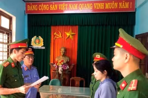 Cơ quan thực thi tố tụng tỉnh Thừa Thiên - Huế đọc lệnh bắt tạm giam Nguyễn Thị Lê Na (Ảnh: T.A).