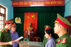 Cơ quan thực thi tố tụng tỉnh Thừa Thiên - Huế đọc lệnh bắt tạm giam Nguyễn Thị Lê Na (Ảnh: T.A).