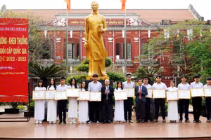 Tỉnh Thừa Thiên - Huế tổ chức lễ tuyên dương và khen thưởng các học sinh đạt giải trong kỳ thi chọn học sinh giỏi Quốc gia THPT năm học 2022-2023. (Ảnh: Ngọc Hiếu).