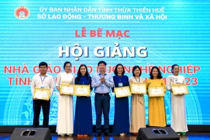 Đại diện Sở LĐ,TB&XH tỉnh Thừa Thiên - Huế trao giải nhất cho các giáo viên tại bế mạc Hội giảng nhà giáo GDNN 2023.