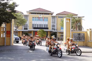 Lực lượng CSGT Công an tỉnh Thừa Thiên - Huế ra quân tổng kiểm soát xe khách và xe container. (Ảnh: Việt Anh)