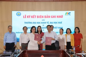 Trường ĐH Kinh tế, ĐH Huế và Tổ chức Giáo dục quốc tế IIG Việt Nam ký thỏa thuận hợp tác về việc triển khai đánh giá tiếng Anh theo chuẩn quốc tế TOEIC và cấp chứng chỉ Tin học (MOS).