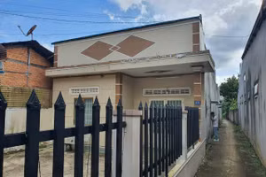 Căn nhà cấp 4 nơi ông Q. giới thiệu với nhà nạn nhân là "biệt thự" để chữa bệnh cho trẻ tự kỷ với chi phí chữa trị 200 triệu đồng/tháng.