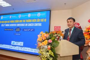 GS.TS. Phạm Như Hiệp - Giám đốc Bệnh viện Trung ương Huế, Chủ tịch Hội Ung thư tỉnh Thừa Thiên - Huế phát biểu khai mạc Hội nghị khoa học phòng chống ung thư thường niên – Huế lần thứ 10, năm 2022. 