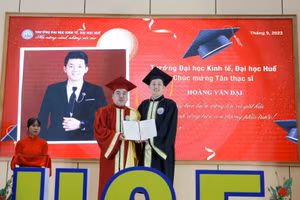 Trao bằng tốt nghiệp cho tân thạc sĩ.