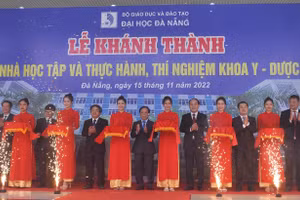 Lễ cắt băng khánh thành Nhà học tập và Thực hành, thí nghiệm Khoa Y - Dược, ĐH Đà Nẵng tại Làng Đại học Đà Nẵng. 