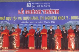 Lễ cắt băng khánh thành Nhà học tập và Thực hành, thí nghiệm Khoa Y - Dược, ĐH Đà Nẵng tại Làng Đại học Đà Nẵng. 