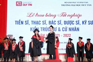 Trường Đại học Duy Tân trao bằng tốt nghiệp cho hàng nghìn sinh viên