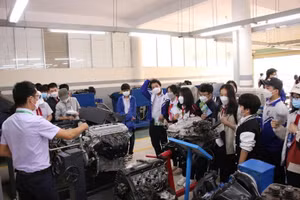 Học sinh các trường THCS trên địa bàn quận Ngũ Hành Sơn (Đà Nẵng) trải nghiệm hướng nghiệp tại Trường CĐ Nghề.