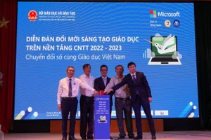 Lễ bấm nút phát động Diễn đàn Đổi mới sáng tạo giáo dục trên nền tảng CNTT 2022 - 2023 (E2). 