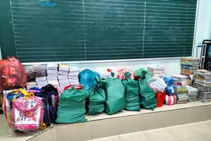 Giáo viên Trường Tiểu học Nguyễn Văn Trỗi (quận Liên Chiểu, TP Đà Nẵng) vận động quyên góp sách vở, đồ dùng học tập hỗ trợ cho học sinh. 