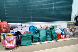 Giáo viên Trường Tiểu học Nguyễn Văn Trỗi (quận Liên Chiểu, TP Đà Nẵng) vận động quyên góp sách vở, đồ dùng học tập hỗ trợ cho học sinh. 