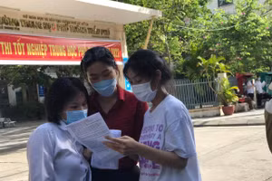 Học sinh dự thi tốt nghiệp THPT 2022 tại điểm thi Trường THPT Trần Phú.