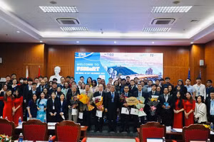 Các nhà khoa học tham gia Hội nghị Quản lý lũ lụt và bùn cát trên lưu vực sông vì sự phát triển bền vững (FSMaRT) năm 2022 chụp ảnh lưu niệm