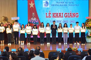 Đại diện Ban giám hiệu Trường ĐH Ngoại ngữ, ĐH Đà Nẵng trao thưởng cho tân sinh viên có kết quả trúng tuyển cao.