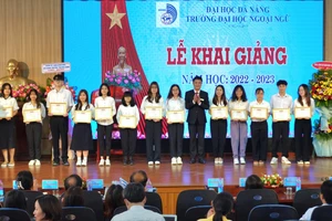 Đại diện Ban giám hiệu Trường ĐH Ngoại ngữ, ĐH Đà Nẵng trao thưởng cho tân sinh viên có kết quả trúng tuyển cao.