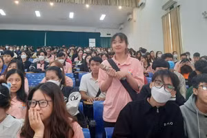 Sinh viên Khoa Lịch sử, Trường ĐH Sư phạm - ĐH Đà Nẵng đặt câu hỏi trong chương trình doanh nghiệp chia sẻ ở Tuần lễ doanh nghiệp. 