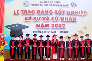 Trường ĐH Sư phạm Kỹ thuật, ĐH Đà Nẵng trao bằng tốt nghiệp cho sinh viên khóa tuyển sinh đầu tiên. 