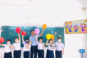 Thầy Hiệu trưởng Nguyễn Thái Phong tham gia các hoạt động mừng ngày Quốc tế Thiếu nhi với học sinh khối lớp Một