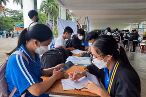 Học sinh làm thủ tục nhập học Trường ĐH Sư phạm Kỹ thuật, ĐH Đà Nẵng. 