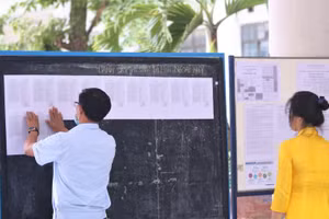 Cán bộ làm thi tại điểm thi Trường THPT Phan Châu Trinh dán lại số báo danh chuẩn bị cho buổi thi môn Ngoại ngữ vào chiều 8/7