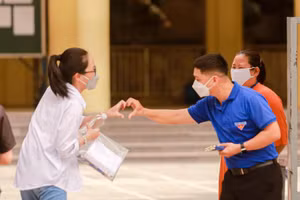 Tình nguyện viên tại điểm thi Trường THPT Trần Phú chúc thí sinh hoàn thành tốt bài thi tổ hợp