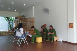 Cơ quan công an làm việc với bà P.T.G tại nhóm lớp Elm School. 