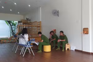 Cơ quan công an làm việc với bà P.T.G tại nhóm lớp Elm School. 