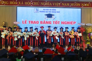 Đại diện Ban giám hiệu Trường ĐH Ngoại ngữ, ĐH Đà Nẵng trao bằng tốt nghiệp đợt 1 cho sinh viên