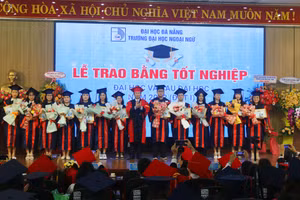 Đại diện Ban giám hiệu Trường ĐH Ngoại ngữ, ĐH Đà Nẵng trao bằng tốt nghiệp đợt 1 cho sinh viên